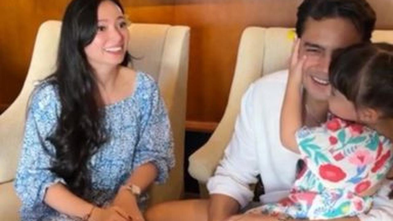 Chloe segera memeluk papanya dengan erat, sementara Asmirandah tidak bisa berhenti tersenyum melihat pemandangan yang penuh kasih ini.<br><br>