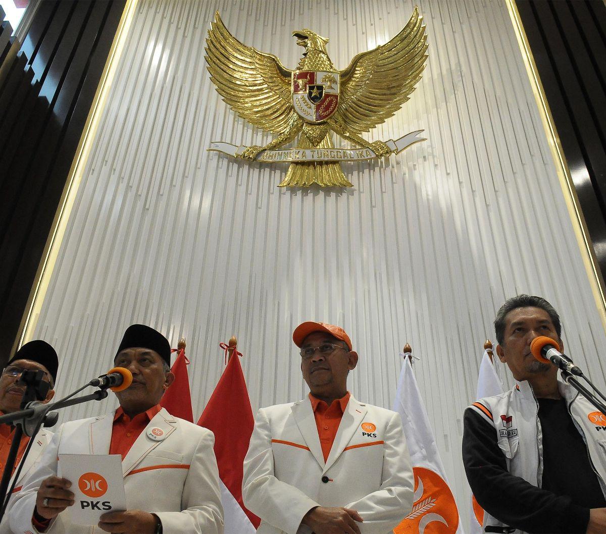 Presiden Partai Keadilan Sejahtera (PKS) Ahmad Syaikhu didampingi jajaran petinggi partai angkat bicara terkait ketidakhadirannya dalam acara deklarasi pasangan Anies Baswedan dan Muhaimin Iskandar atau Cak Imin sebagai bakal capres dan cawapres di Pemilu