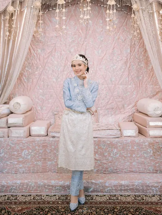 Sedangkan di proses Boh Gaca, Beby Tsabina memilih nuansa biru pastel yang tak kalah cantik. Ia mengenakan baju adat Aceh yang sempurna membalut tubuhnya. Warna biru bertemu dengan nuansa silver dari wastra dan berbagai aksesori yang dikenakannya. [Foto: Instagram/bebytsabina]