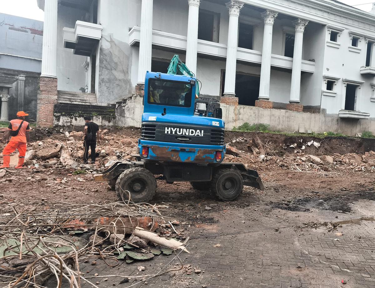 Tembok SMPN 182 Jakarta Roboh