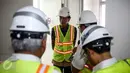 Presiden Jokowi mendengarkan paparan progres pembangunan Wisma Atlet usai meresmikan pengecoran akhir atap atau topping off di Kemayoran, Jakarta, Kamis (29/12). Pembangunan rusun ini memakan biaya Rp 3,4 triliun. (Liputan6.com/Faizal Fanani)