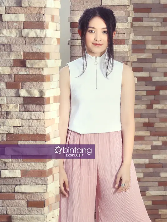 "Yang pasti baik, sayang sama keluarga dan dia juga punya agama yang kuat, itu saja sih. Kalau ada yang lain-lain itu bonus-bonus yang Tuhan kasih," ujar pemeran Cinta dalam sinetron Anak Sekolahan itu.  (Bambang E. Ros/Bintang.com)