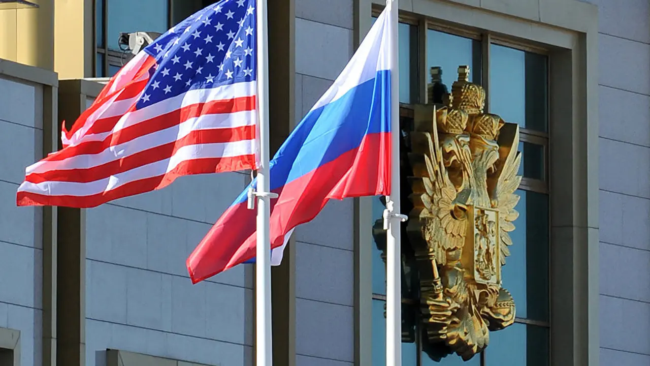 Bendera Amerika Serikat berkibar berdampingan dengan bendera Rusia (AFP)