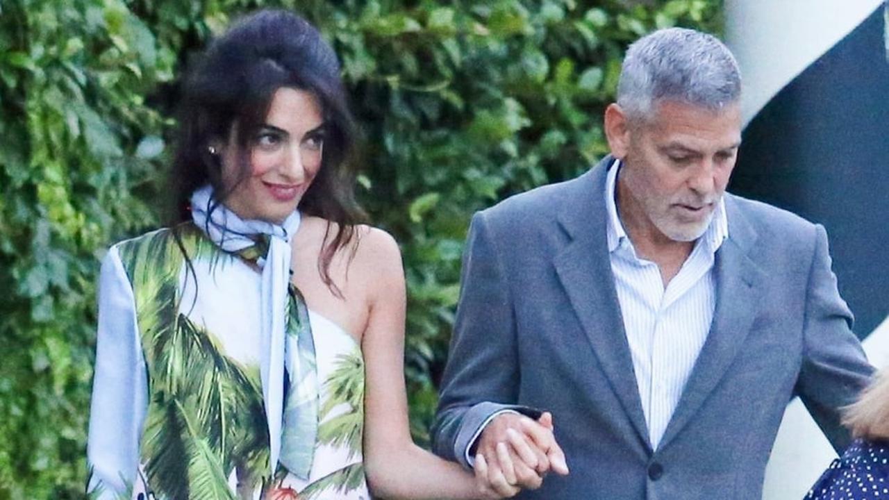 Gaun Sutera Motif Tak Biasa Amal Clooney Saat di Itali