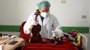 Dr. Mohamed Salah Siala mengeluarkan biolanya untuk menghibur pasien di bangsal COVID-19 rumah sakit Hedi Chaker di Sfax, Tunisia, 20 Februari 2021. Ketika pemain 25 tahun itu memutuskan memainkan biolanya, dia mendapat pujian karena meningkatkan semangat para pasien yang terisolasi. (AP Photo)