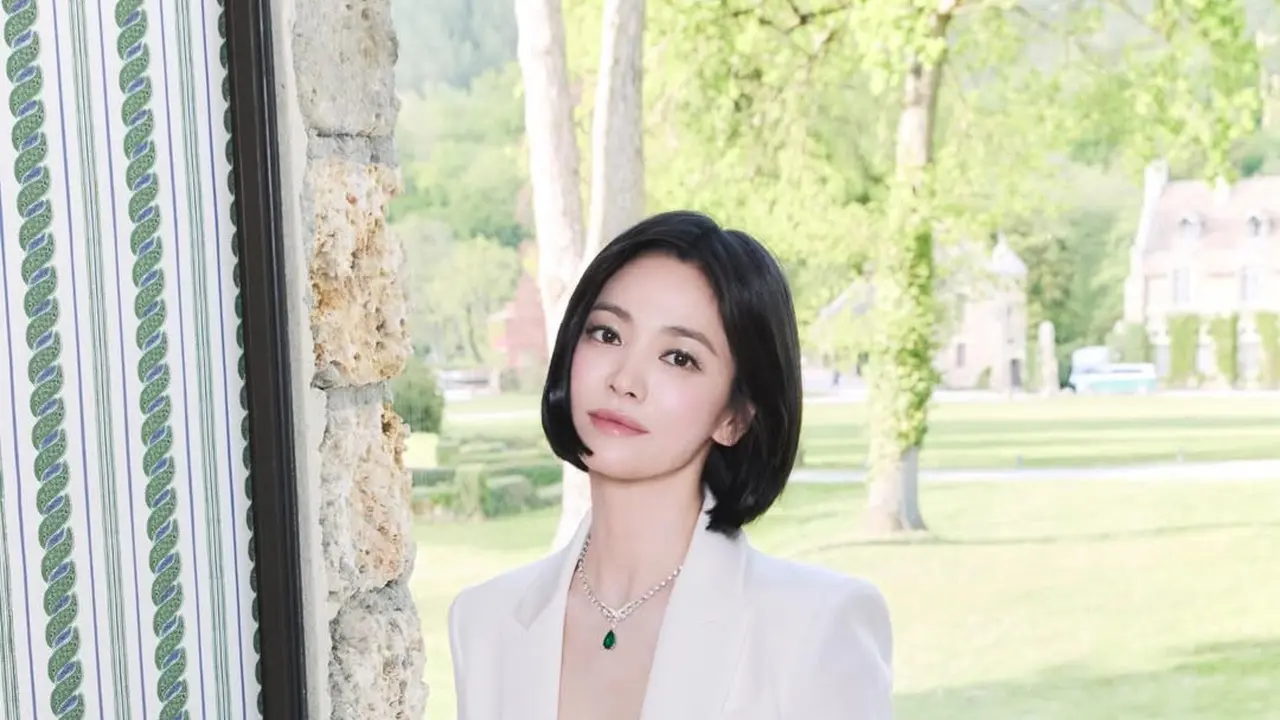 Pesona Bridal Look Song Hye Kyo, Lace Dress Feminin Dipadu Blazer Putih yang Effortlessly Chic