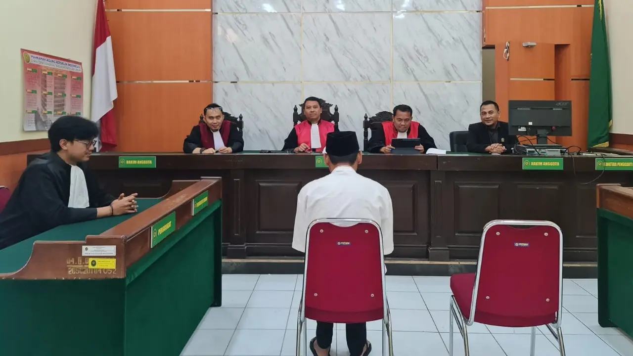 Pengadilan Negeri Bandung menjatuhkan vonis dua tahun delapan bulan penjara dan denda Rp100 juta subsider dua bulan kurungan kepada MG, pelaku pembajakan siaran olahraga Premier League milik platform Vidio. (Istimewa)