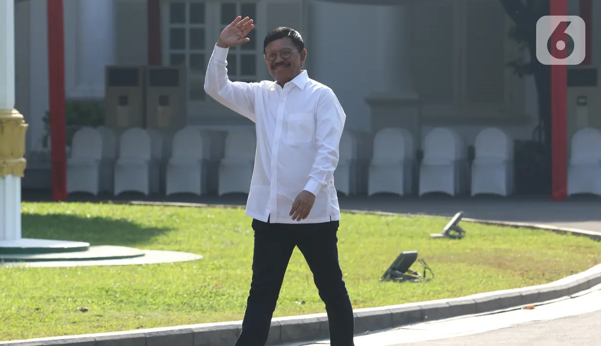 Sekjen Partai Nasdem Johnny G Plate  tiba di Kompleks Istana Kepresidenan di Jakarta, Selasa (22/10/2019). Mengenakan kemeja putih sama dengan tokoh lain yang sebelumnya hadir. Johnny tak berkomentar banyak dan langsung masuk ke Istana untuk bertemu Jokowi. (Liputan6.com/Angga Yuniar)