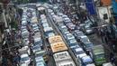Sejumlah kendaraan terjebak macet akibat pembongkaran ruko di bantaran Kali Ciliwung, Jakarta, (28/8)(Liputan6.com/Faizal Fanani)
