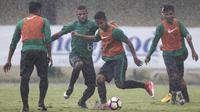 Bek Timnas Indonesia U-22, Bagas, Putu Gede, berebut bola dengan Marinus Wanewar, saat latihan jelang SEA Games 2017 Malaysia di Stadion I Wayan Dipta, Bali, Sabtu (8/7/2017). (Bola.com/Vitalis Yogi Trisna)