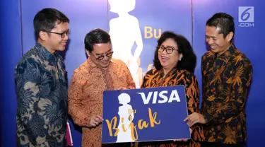 Presdir Visa Worldwide Indonesia Riko Abdurrahman (kedua kiri), Head of Corcomm Widyananto, Kepala Dep. Literasi dan Inklusi Keuangan OJK Sondang Martha dan Deputi Dir. Kebijakan Sistem Pembayaran BI Ricky Satria saat peluncuran #IbuBerbagiBijak di Jakarta, (23/7/2019). (Liputan6.com/Fery Pradolo)