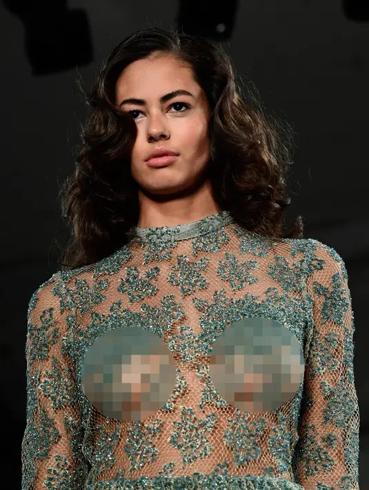 Ekspresi model saat mengenakan busana karya desainer Jerman Ewa Herzog di Berlin Fashion Week 2017, Jerman (19/1). Pada Berlin Fashion Week ditampilkan koleksi terbaru Autumn/Winter 2017/2018. (AFP Photo/Tobias Schwarz)