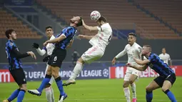 Pemain Inter Milan Stefan de Vrij (kiri) dan pemain Real Madrid Nacho berebut bola pada pertandingan Grup B Liga Champions di Stadion San Siro, Milan, Italia, Rabu (25/11/2020). Real Madrid melumat Inter Milan 2-0. (AP Photo/Luca Bruno)
