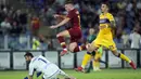 Pemain AS Roma Jordan Veretout (tengah) mencetak gol ke gawang Fiorentina pada pertandingan Serie A di Stadion Olimpiade Roma, Italia, Minggu (22/8/2021). AS Roma menang dengan skor 3-1. (AP Photo/Gregorio Borgia)