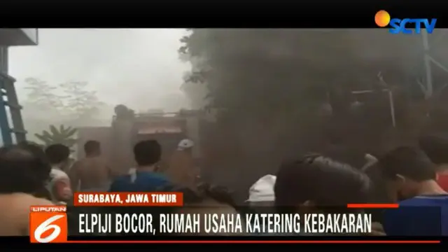 Sembilan mobil pemadam kebakaran dari Dinas Pemadam Kebakaran Kota Surabaya dikerahkan untuk menjinakkan api.