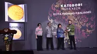 Penghargaan Piala Adipura diserahkan Menteri Lingkungan Hidup dan Kehutanan (LHK), Prof. Dr. Ir. Siti Nurbaya Bakar, M.Sc kepada Wali Kota, H. Fadly Amran, BBA Datuak Paduko Malano.