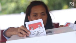Warga memasukkan surat suara usai menggunakan hak pilihnya pada Pemilu 2019 di TPS 041 Kampung Curug, Desa Bojong Koneng, Babakan Madang, Kabupaten Bogor, Jawa Barat, Rabu (17/4). (Liputan6.com/Helmi Fithriansyah)