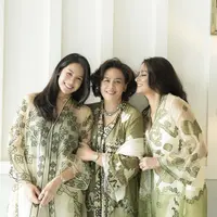 Keluarga Maudy Ayunda memilih nuansa hijau dengan paduan krem. Warna ini hadirkan elegansi gaya yang sempurna. [Foto: Instagram/ Maudy Ayunda]