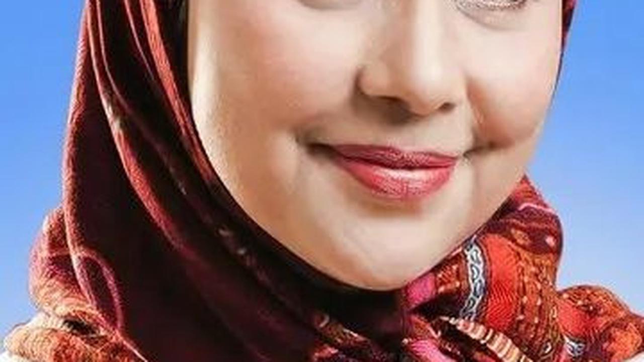 Ayu Azhari memiliki enam orang anak. Bintang sinetron Putri Duyung ini melahirkan anak kelimanya yang bernama Isabelle pada tahun 2005, ketika usianya mencapai 37 tahun.