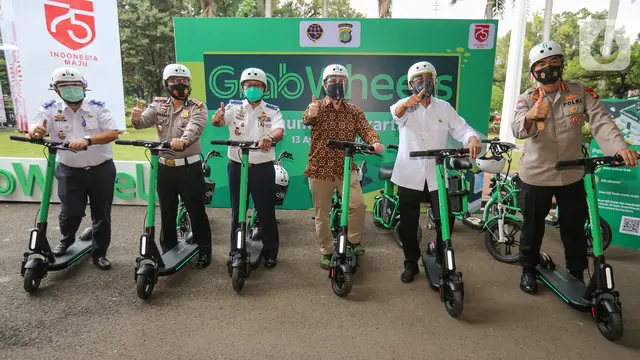 Ketika Menteri Perhubungan Budi Karya Jajal Motor Listrik GrabWheels
