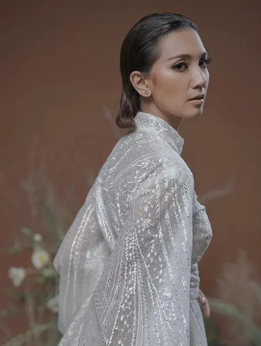 Baju yang dipakai oleh Sheila Dara tersebut mempercayakan pada desainer Hian Tjen, Soko Wiyanto dan Bramanta Wijaya. (Instagram/willymulyadi27).