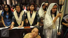 Ribuan jemaat merayakan malam Misa Natal di Gereja Katedral, Jakarta, Sabtu (24/12). Misa natal ini mengangkat tema Hari Ini Telah Lahir Bagimu, Juru Selamat, Yaitu Yesus Kristus Tuhan Dikota Daud. (Liputan6.com/Helmi Afandi)