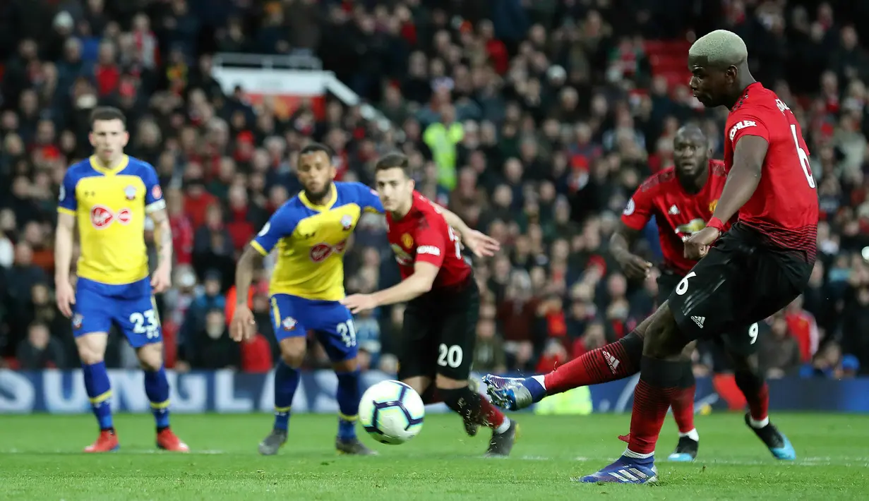 Gelandang Manchester United, Paul Pogba saat melakukan penalti ke gawang Southampton selama pertandingan lanjutan Liga Inggris di stadion Old Trafford, (2/3). MU menang tipis 3-2 atas Southampton. (Martin Rickett /PA via AP)