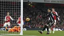 Jesse Lingard saat mencetak gol ke gawang Arsenal pada lanjutan Premier League di Emirates Stadium, London, (2/12/2017). MU kandaskan Arsenal 3-1. (AFP/ IKIMAGES/Ian Kington)