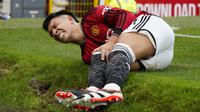 Pemain Manchester United, Lisandro Martinez mengeram kesakitan saat laga lanjutan Liga Inggris 2023/2024 antara Manchester United melawan West Ham United di Old Trafford, Manchester, Inggris, Minggu (04/02/2024). (AP Photo/Dave Thompson)