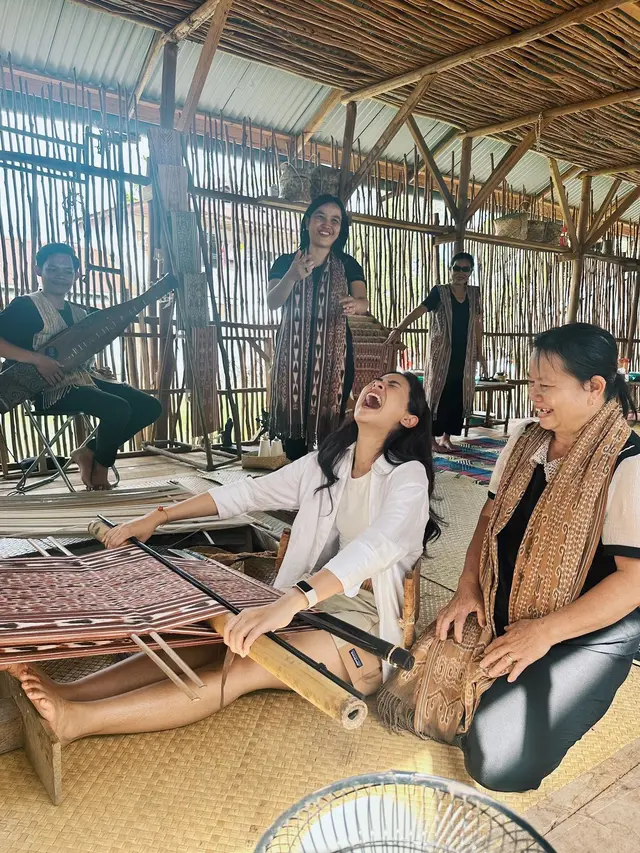7 Potret Petualangan Maudy Ayunda di Sintang, Seru Panen Singkong