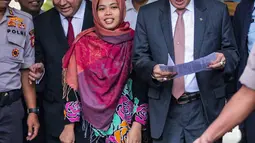 Siti Aisyah didampingi Menteri Hukum dan HAM Yasonna Laoly tiba di Bandara Halim Perdanakusuma, Jakarta, Senin (11/3). Jaksa Agung Malaysia menggunakan wewenangnya untuk tidak melanjutkan penuntutan. (Liputan6.com/Faizal Fanani)