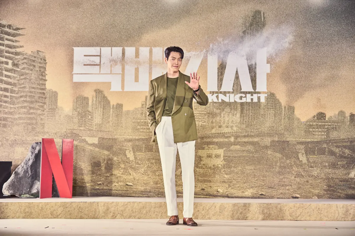 Kim Woo Bin dalam konferensi pers drakor Black Knight. (Netflix)