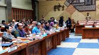 Menteri Kesehatan RI Terawan Agus Putranto bersama BPJS Kesehatan dan DJSN rapat Komisi IX DPR RI soal iuran BPJS Kesehatan dan pengadaan alat kesehatan di Gedung Nusantara I, Senayan, Jakarta pada Kamis (12/12/2019). (Liputan6.com/Fitri Haryanti Harsono)