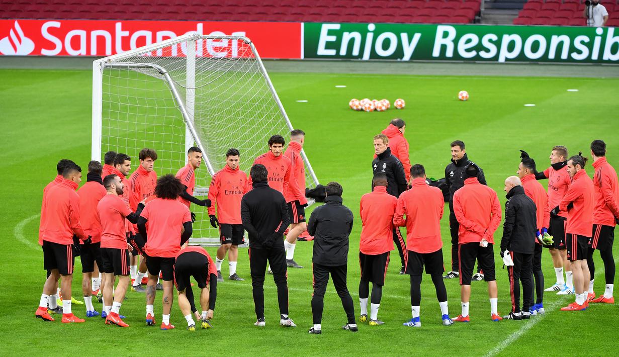 Para pemain Real Madrid melakukan latihan jelang laga Liga Champions 2019 di Johan Cruijff Arena, Selasa (12/2). Real Madrid akan berhadapan dengan Ajax Amsterdam. (AFP/Emmanuel Dunand)