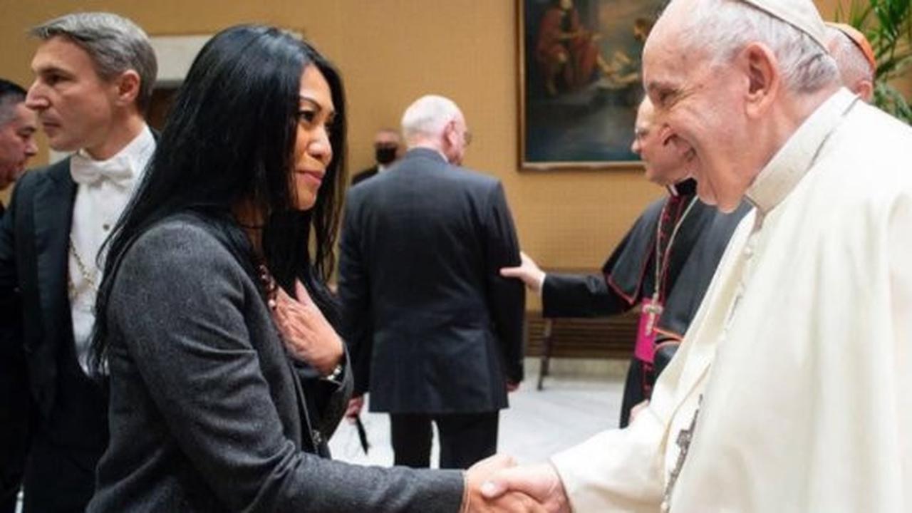 Pernah Bertemu Paus Fransiskus di Vatikan, Anggun C Sasmi Ikut Berduka Atas Meninggalnya Sang Pope