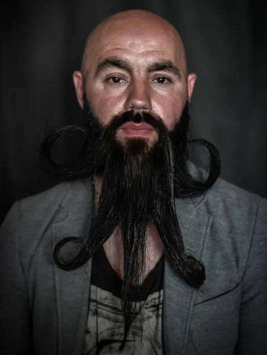 Seorang peserta berpose seblum mengikuti Kejuaraan Jenggot Prancis 2018 di Paris, 9 Juni 2018. French Beard Championship diikuti oleh para peserta yang ingin adu keindahan kumis dan jenggot. (AFP PHOTO/STEPHANE DE SAKUTIN)