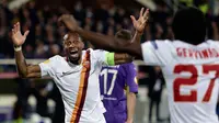 Gelandang AS Roma, Seydou Keita merayakan selebrasi bersama rekan setimnya Gervinho usai mencetak gol di leg pertama 16 besar Liga Europa di Stadion Artemio Franchi, Jumat (13/3/2015) . Fiorentina bermain imbang 1-1 dengan AS Roma. (Reuters/Max Rossi)