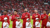 Jordi Amat (tengah) dan para pemain Timnas Indonesia berbaris menyanyikan Lagu Kebangsaan Indonesia Raya sebelum dimulainya laga matchday ketiga Grup A Piala AFF 2022 menghadapi Thailand di Stadion Utama Gelora Bung Karno, Senayan, Jakarta, Kamis (29/12/2022) sore WIB. (Bola.com/M Iqbal Ichsan)