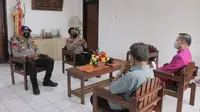 Kapolda Sulut Irjen Pol RZ Panca Putra mengunjungi sekaligus berdiskusi dengan Uskup Manado Mgr Benediktus Untu MSC, Jumat (18/12/2020).