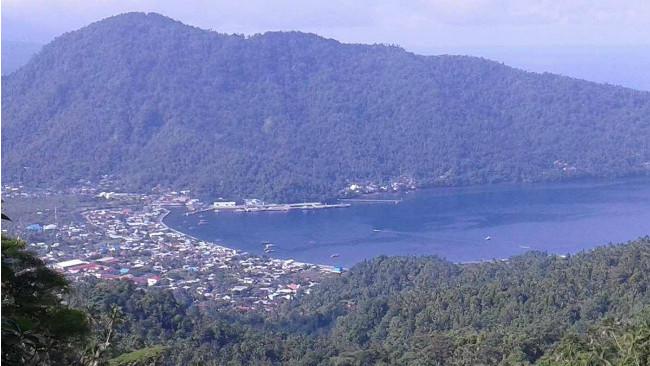 Pemandangan kota Tahuna dari atas perbukitan jalur transportasi darat dari Bandar Udara Naha. (Liputan6.com/Yoseph Ikanubun)