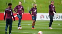 Para Pemain Harry Kane, Theo Walcott and Jack Butland, terlihat santai  saat latihan di  St. George’s Park, Inggris, Rabu (07/10/15). (Reuters / John Sibley)