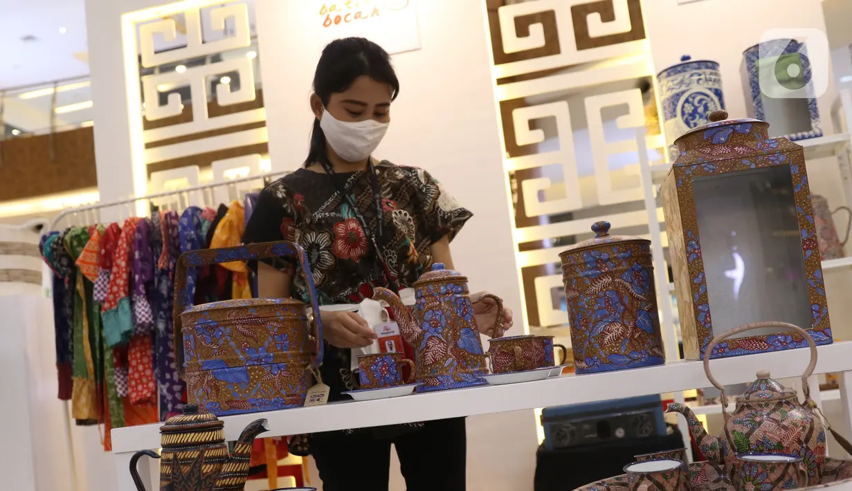 Pengunjung mengamati kerajinan tangan rumahan dalam pameran Creative Culture Home di Sumarecon Mal Serpong, Tangerang, Banten, Selasa (27/10/2020). Pameran ini digelar guna mendukung para pelaku seni tetap kreatif dan produktif dalam berkarya di masa pandemi COVID-19. (Liputan6.com/Angga Yuniar)