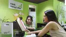 Pasien melakukan kosultasi kesehatan di Klinik Hang Lekiu di Jakarta, Selasa (17/10). Produk Skin Brightener series ini dapat digunaka secara aman oleh semua usia karena mengandung bahan bahan alami dan mendapatkan izin BPOM. (Liputan6.com/Angga Yuniar)