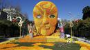 Seorang pria membuat patung yang terbuat dari jeruk dan lemon menjelang festival Lemon di Menton, sebuah kota kecil di Perancis, Rabu (12/2/2015). (AFP PHOTO/Valery Hache)
