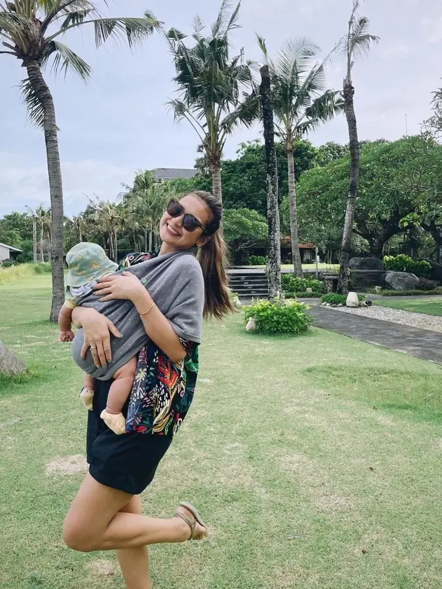 Indah Permatasari dan Arie Kriting sengaja menutupi wajah sang anak