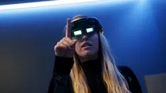 Pegawai Microsoft mendemonstrasikan HoloLens selama Microsoft Build 2016 Developers Conference di San Francisco, California (30/3). HoloLens Microsoft merupakan teknologi untuk melihat hewan maya yang berada seperti di Mars. (REUTERS/Beck Diefenbach)