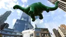 Balon raksaksa berbentuk Dino Saurus ikut meramaikan Parade Thanksgiving Day di New York City (26/11/2015). Beragam balon raksaksa yang dibuat seperti tokoh animasi menjadi suguhan utama dalam perayaan tersebut. (AFP Photo/Timothy A. Clary)