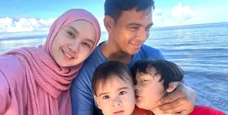 Pemeran Zacky Zimah membina rumah tangga harmonis dengan Lisa Husein Hamilton. Dari pernikahannya yang dibangun sejak tahun 2017 silam, pemeran sinetron Samson Betawi itu dikaruniai dua orang anak yang lucu dan menggemaskan. [Instagram/zaky_zimah]