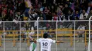 Mantan Penyerang Argentina, Diego Armando Maradona  merayakan selebrasi bersama para penonton usai mencetak gol pada laga amal untuk Perdamaian di Techo stadion, Bogota, Kolumbia (10/42015). (REUTERS/John Vizcaino)