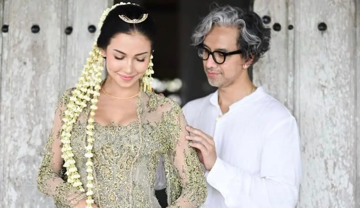 Lengkap dengan sirkam mahkota di atas kepala. (Instagram/estelleelinden/prabawasurya).